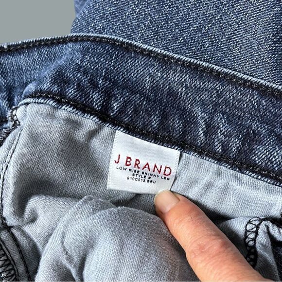 J BRAND low rise skinny leg in distressed dark wash Size 27 - Picture 8 of 9